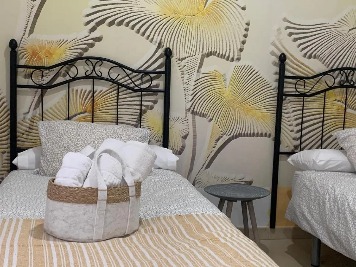 La Casa Morada Bed & Breakfast Cadiz 0*,  ספרד